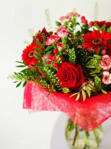Lire la suite à propos de l’article Arrangements floraux festifs : fleurs coupées rouges et vertes pour Noël