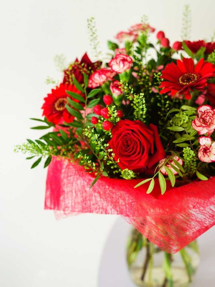 Lire la suite à propos de l’article Arrangements floraux festifs : fleurs coupées rouges et vertes pour Noël