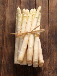 Lire la suite à propos de l’article Qu'est-ce que l'asperge blanche – Comment poussent les asperges blanches