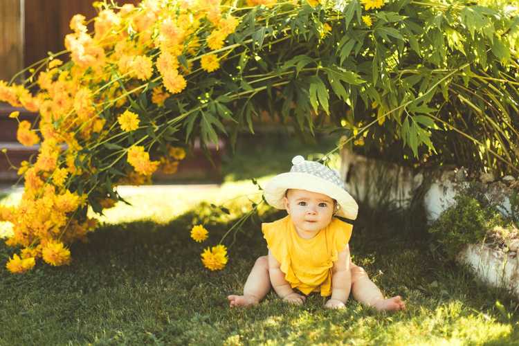 You are currently viewing Bébés dans le jardin : comment jardiner avec un bébé