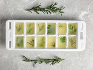 Lire la suite à propos de l’article Glaçons aux herbes – Conserver les herbes dans des bacs à glaçons