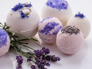 Lire la suite à propos de l’article Bombes de bain faites maison : utiliser des herbes et des fleurs séchées pour les bombes de bain