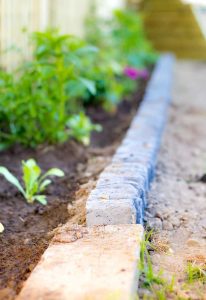 Lire la suite à propos de l’article Bordure de jardin faite de roches – Idées de bordure de jardin en pierre