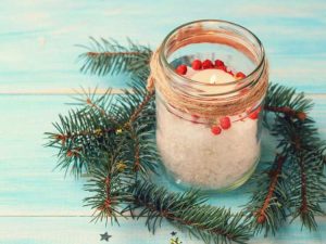 Lire la suite à propos de l’article Bougies de Noël DIY : Fabriquer des bougies de Noël faites maison