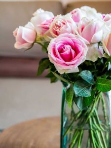 Lire la suite à propos de l’article Couper des roses pour des bouquets – Comment faire un bouquet de roses