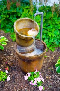 Lire la suite à propos de l’article Idées de fontaines recyclées : conseils pour les jeux d'eau DIY