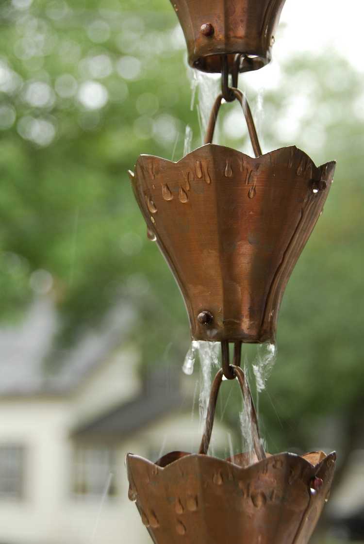Lire la suite à propos de l’article Qu'est-ce qu'une chaîne de pluie – Comment fonctionnent les chaînes de pluie dans les jardins