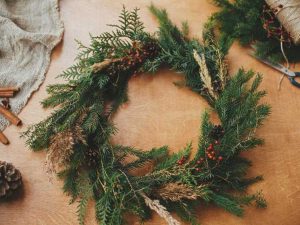 Lire la suite à propos de l’article Décorations de Noël naturelles : artisanat de Noël fait maison dans le jardin