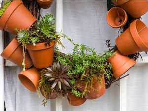 Lire la suite à propos de l’article Couronnes de pots de fleurs bricolage : comment faire une couronne de pots de fleurs