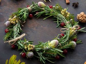Lire la suite à propos de l’article Cadeaux du jardin – Couronnes DIY d’ail, de piment et d’herbes séchées