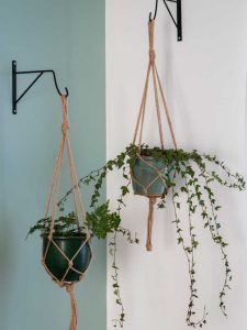 Lire la suite à propos de l’article Jardinière suspendue en macramé DIY : comment fabriquer un cintre en macramé