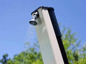 Lire la suite à propos de l’article Informations sur la douche solaire extérieure : découvrez les différents types de douches solaires