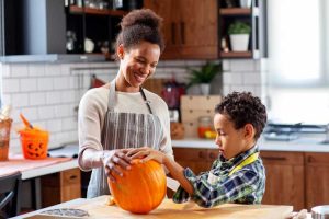 Lire la suite à propos de l’article Plat de bonbons à la citrouille DIY : fabriquez un distributeur de bonbons à la citrouille pour Halloween