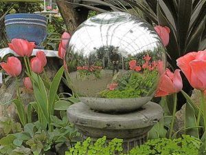 Lire la suite à propos de l’article Que sont les globes de jardin : conseils pour utiliser et fabriquer un globe de jardin