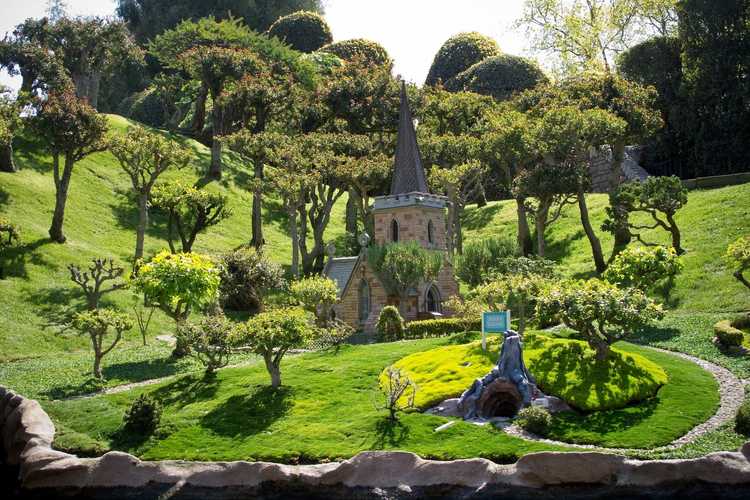 You are currently viewing Idées pour le jardin d'histoires : comment créer des jardins de livres d'histoires pour les enfants