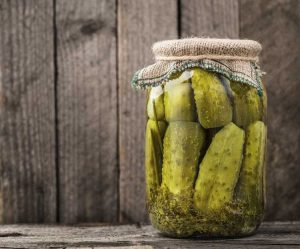 Lire la suite à propos de l’article Le jus de cornichon est-il bon pour les plantes : utiliser les restes de jus de cornichon dans les jardins