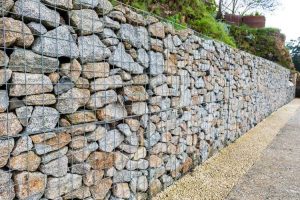 Lire la suite à propos de l’article Qu'est-ce qu'un mur de gabions et à quoi servent les murs de gabions