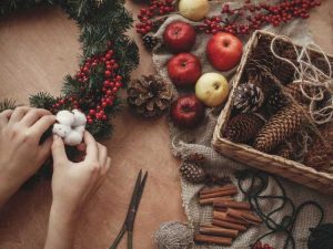 Lire la suite à propos de l’article Décorations de Noël naturelles : créer une décoration de Noël à partir du jardin