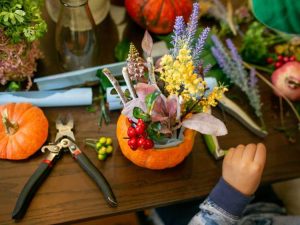 Lire la suite à propos de l’article Centre de table citrouille florale à faire soi-même