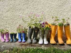 Lire la suite à propos de l’article Jardinière pour bottes de pluie : fabriquer un pot de fleurs à partir de vieilles bottes