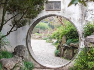 Lire la suite à propos de l’article Idées DIY Moon Gate pour créer un espace extérieur zen