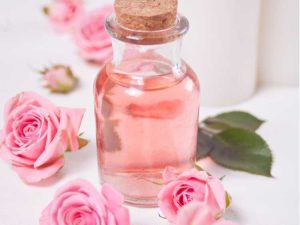 Lire la suite à propos de l’article Comment préparer de l'eau de rose : trois méthodes pour préparer de l'eau de rose