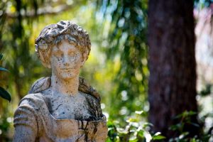 Lire la suite à propos de l’article Nettoyer les sculptures de jardin : avec quoi nettoyer les statues de jardin
