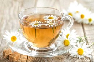Lire la suite à propos de l’article Cultiver du thé à la camomille : préparer du thé à partir de plantes de camomille
