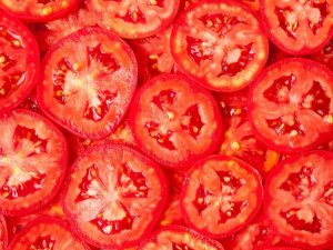 Lire la suite à propos de l’article Planter des tranches de tomates : apprenez à faire pousser une tomate à partir de fruits tranchés